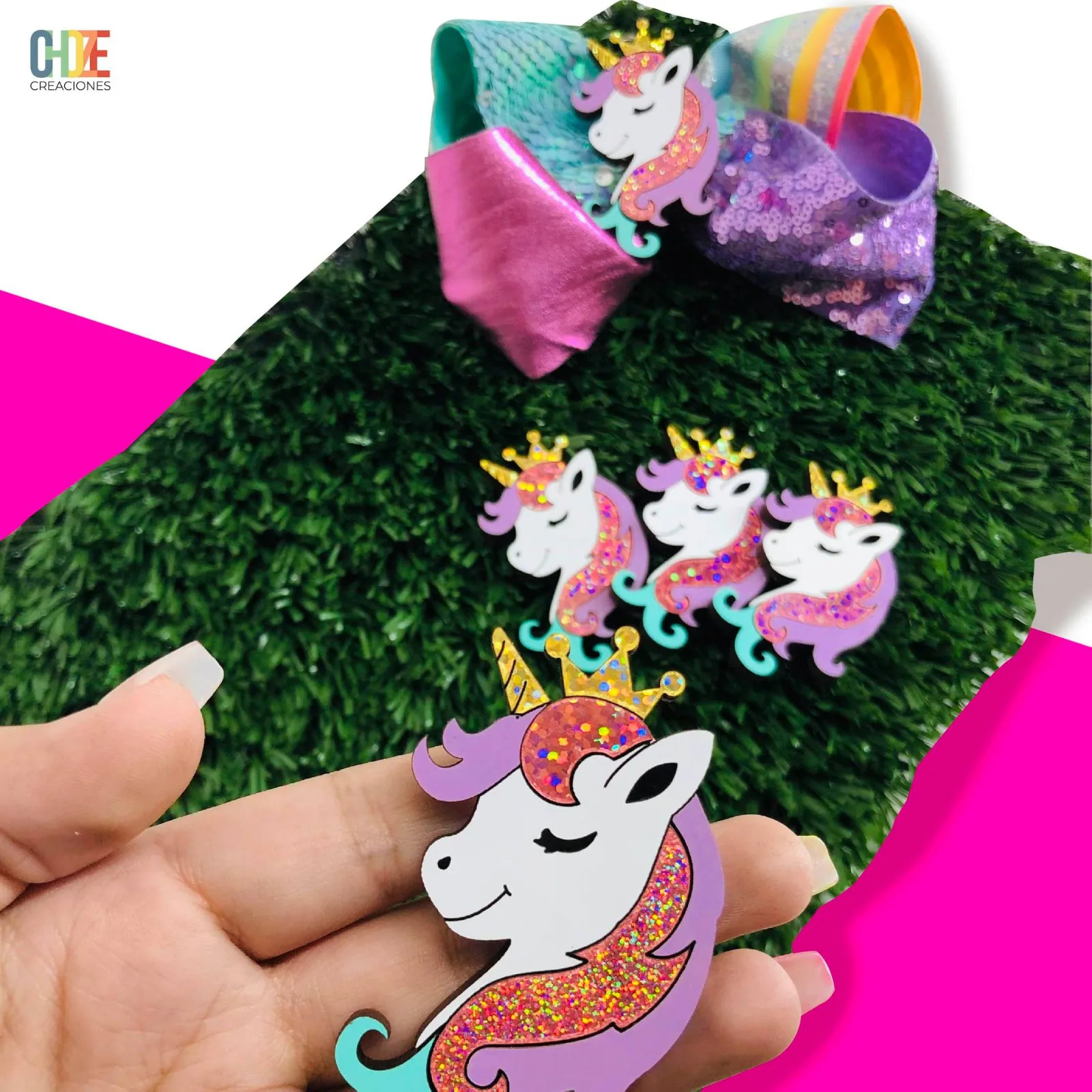 Cetro portamoños de madera MDF con diseño decorativo para organizar y exhibir moños infantiles.